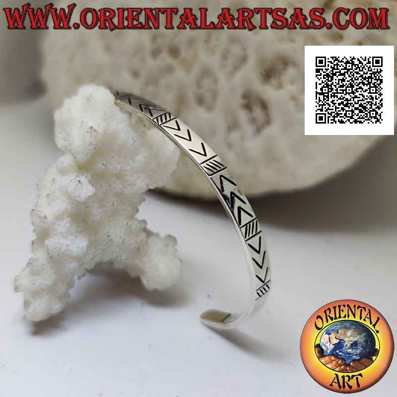 Bracelet rigide en argent 925 ‰ avec pointes de flèches incisées et alternées et lignes obliques