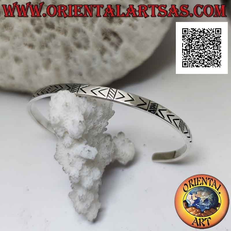 Starres Armband in 925 ‰ Silber mit eingeschnittenen und abwechselnden Pfeilspitzen und schrägen Linien