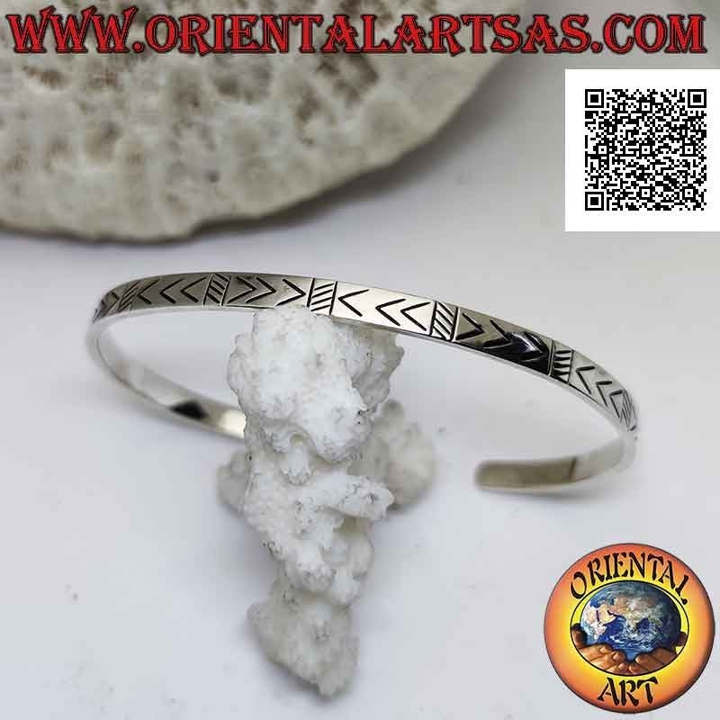 Bracciale rigido in argento 925‰ con punte di frecce e linee oblique incise e alternate