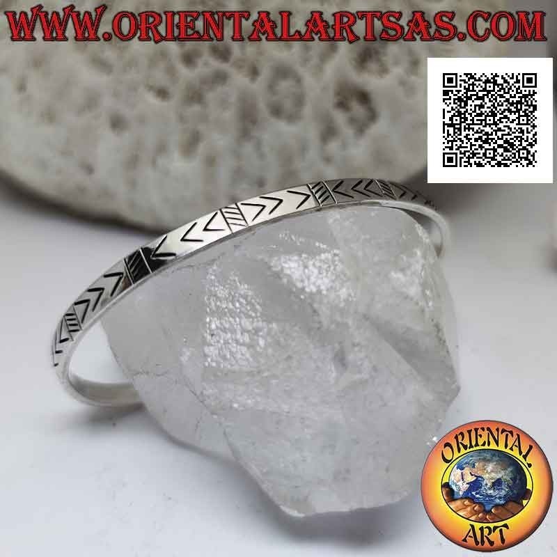 Rigid bracelet in 925 ‰ silver with incised and alternating arrowheads and oblique lines