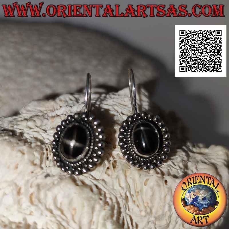 Orecchini in argento con black star (diopside stellato) ovale contornato da intreccio, palline piccole e grandi