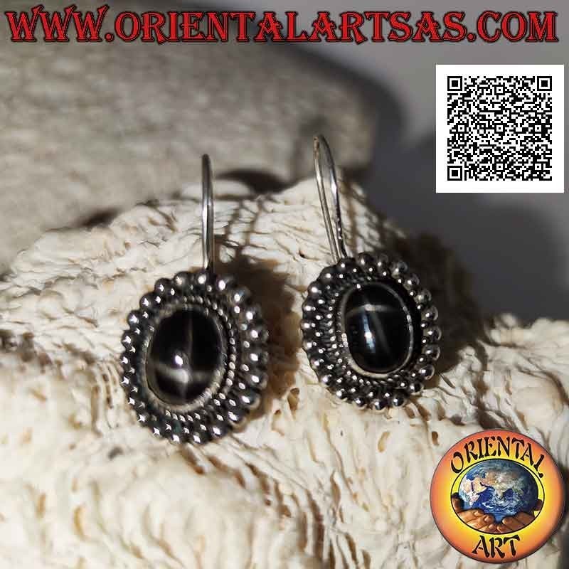 Orecchini in argento con black star (diopside stellato) ovale contornato da intreccio, palline piccole e grandi