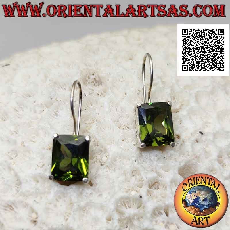 Silberne Ohrringe mit rechteckigem olivfarbenem Zirkon auf einem glatten Rahmen mit seitlichen Öffnungen