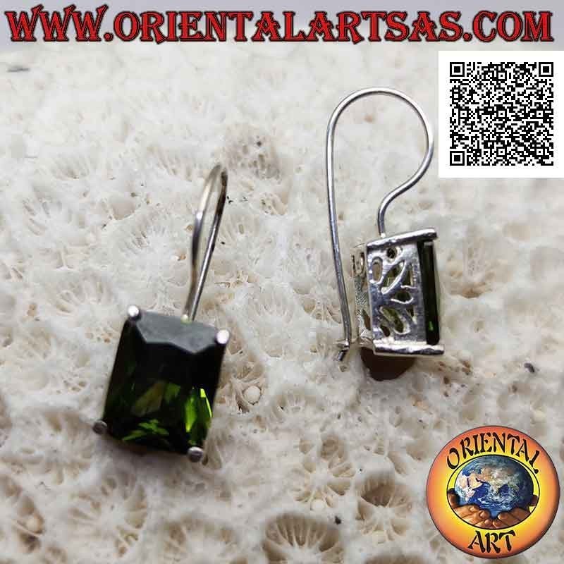 Pendientes de plata con circonitas rectangulares de color oliva engastadas en un marco liso con aberturas laterales