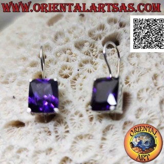 Silberne Ohrringe mit rechteckigem synthetischem Amethyst auf einem glatten Rahmen mit seitlichen Öffnungen