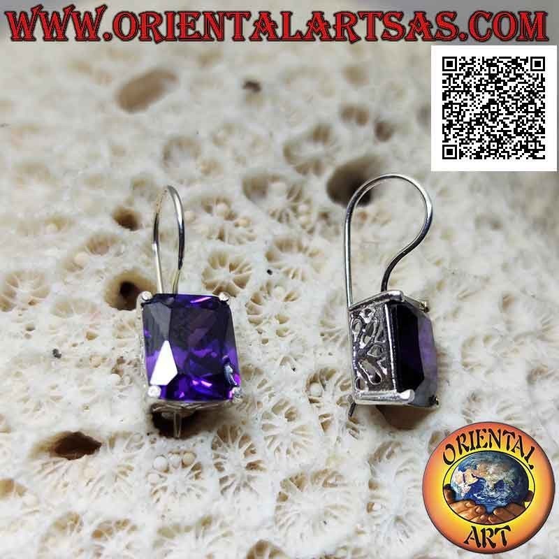 Silberne Ohrringe mit rechteckigem synthetischem Amethyst auf einem glatten Rahmen mit seitlichen Öffnungen