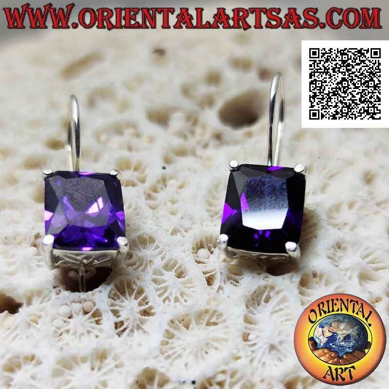 Silberne Ohrringe mit rechteckigem synthetischem Amethyst auf einem glatten Rahmen mit seitlichen Öffnungen