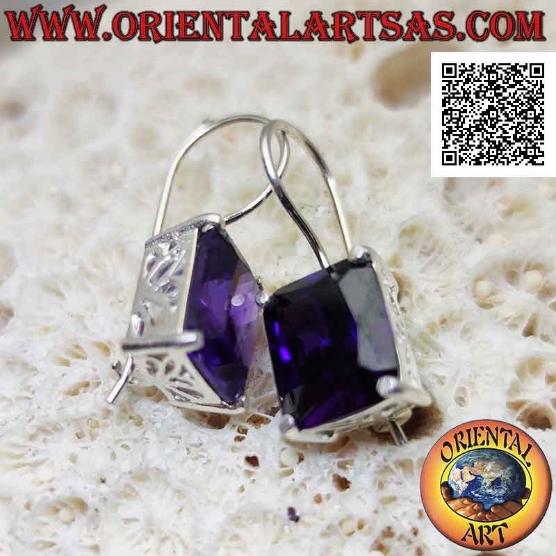Boucles d'oreilles en argent avec améthyste synthétique rectangulaire montées sur une monture lisse avec ouvertures latérales