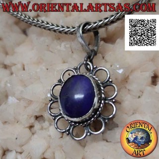 Colgante de plata con lapislázuli ovalado natural rodeado de círculos perforados y tejidos