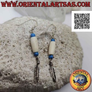 Orecchini in argento con cilindro bianco tra perline turchese e piuma pendente
