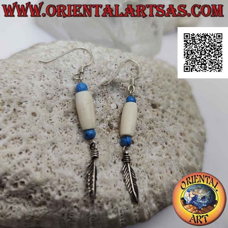 Boucles d'oreilles en argent avec cylindre blanc entre perles turquoises et pendentif plume