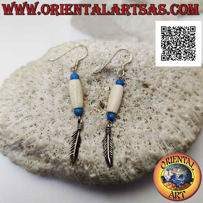 Boucles d'oreilles en argent avec cylindre blanc entre perles turquoises et pendentif plume