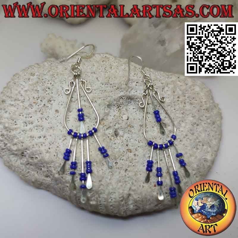 Tropfenohrringe in Silber mit Lapislazuli-Perlen, die in der Mitte und unten hängen