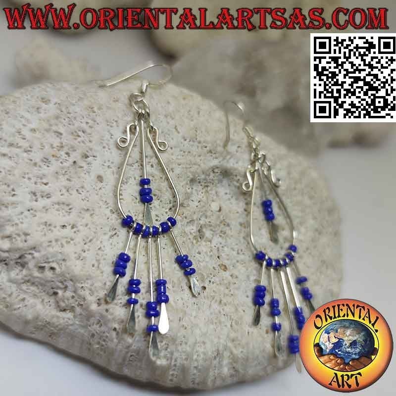 Tropfenohrringe in Silber mit Lapislazuli-Perlen, die in der Mitte und unten hängen