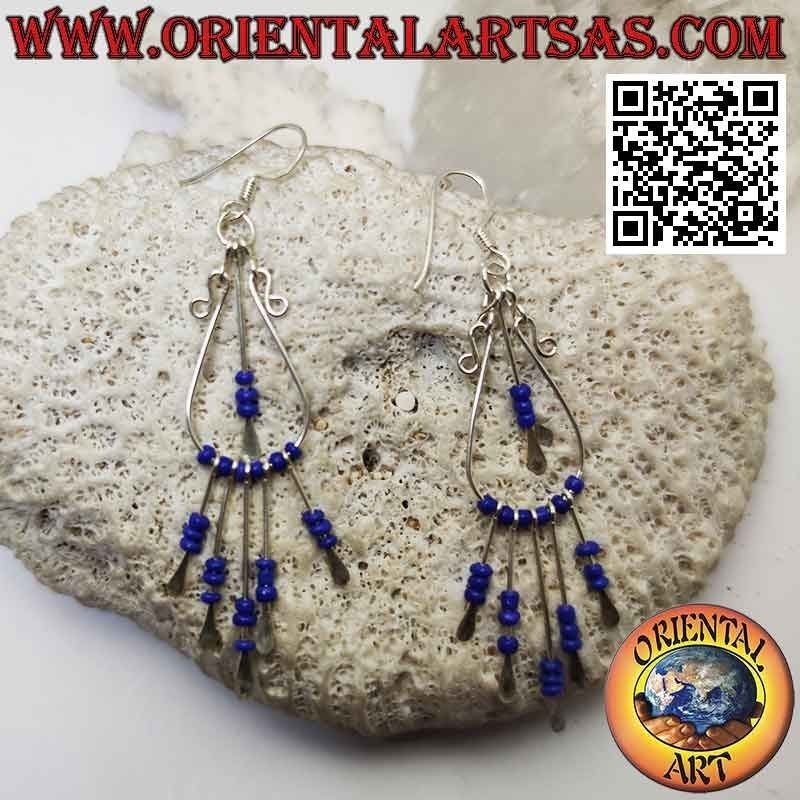 Tropfenohrringe in Silber mit Lapislazuli-Perlen, die in der Mitte und unten hängen