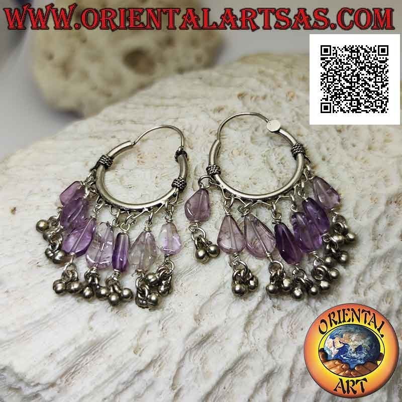 Silberohrringe, 22 mm gearbeiteter Kreis mit 7 hängenden Amethystkristallen