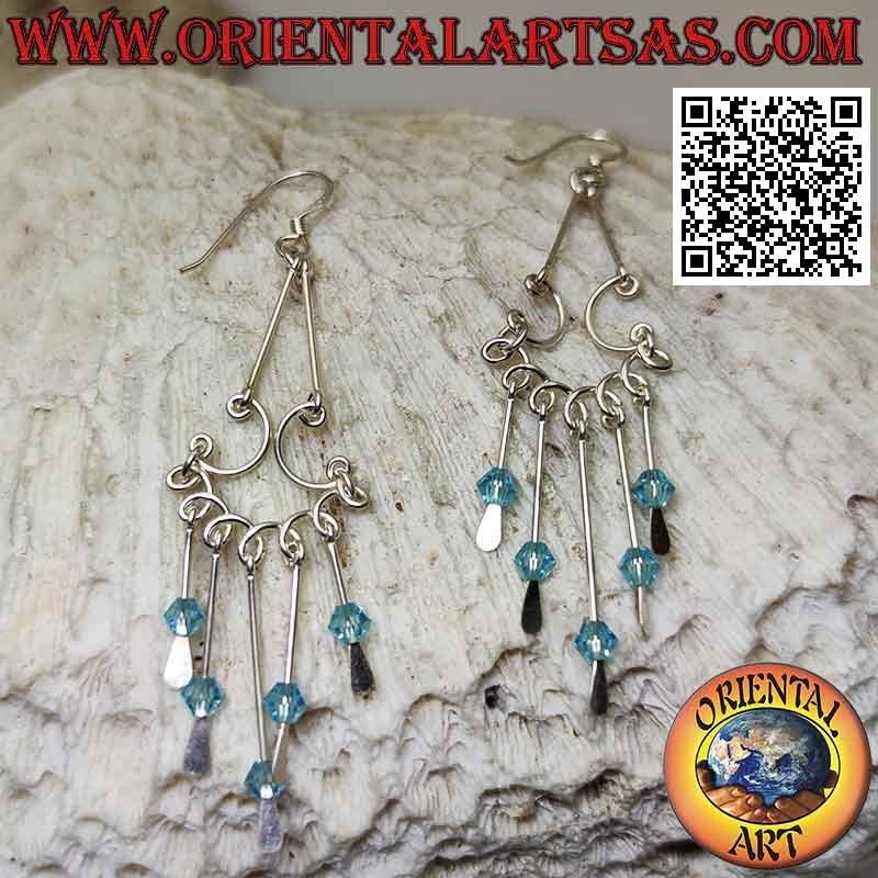 Orecchini in argento ad arco arrotolato con cristalli azzurri pendenti