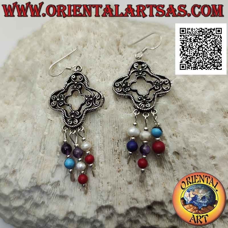 Orecchini in argento rombo tondeggiante decorato a filigrana con pendenti di perline multicolor e argento