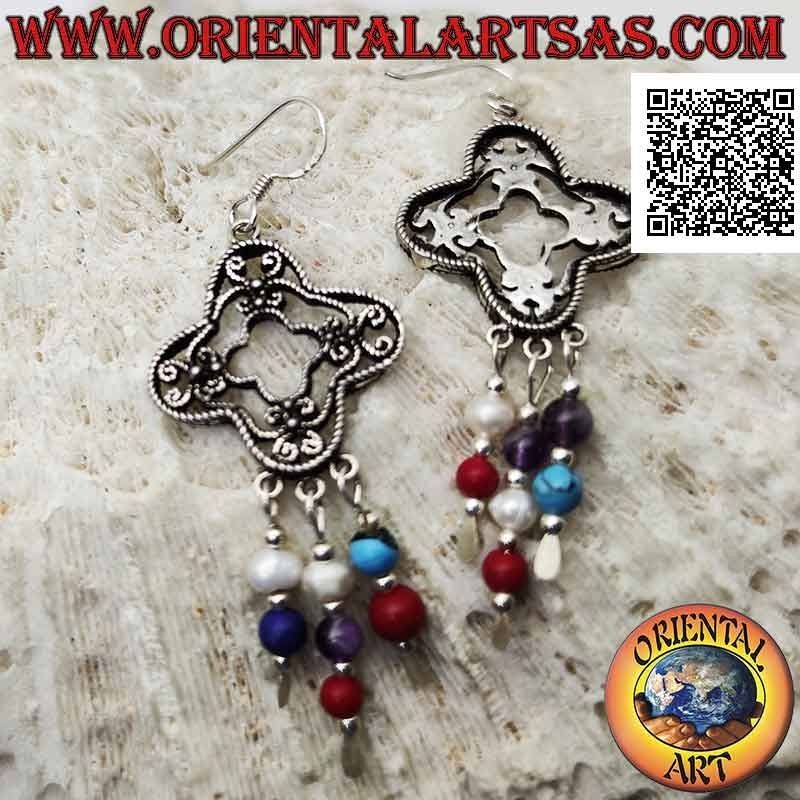 Orecchini in argento rombo tondeggiante decorato a filigrana con pendenti di perline multicolor e argento