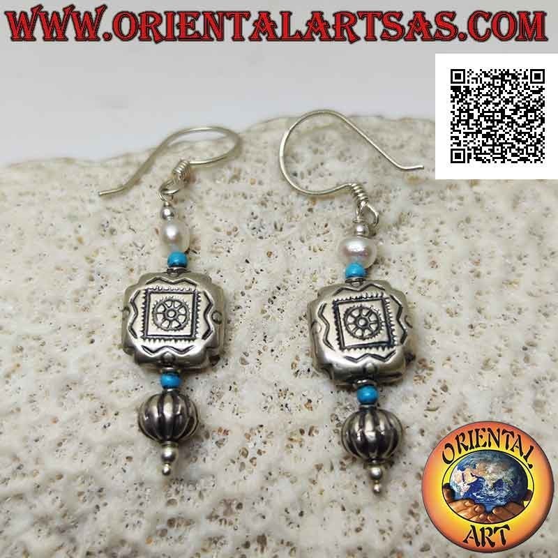 Pendientes de palanca de plata con inserciones de plata grabadas, perlas y bolas de turquesa