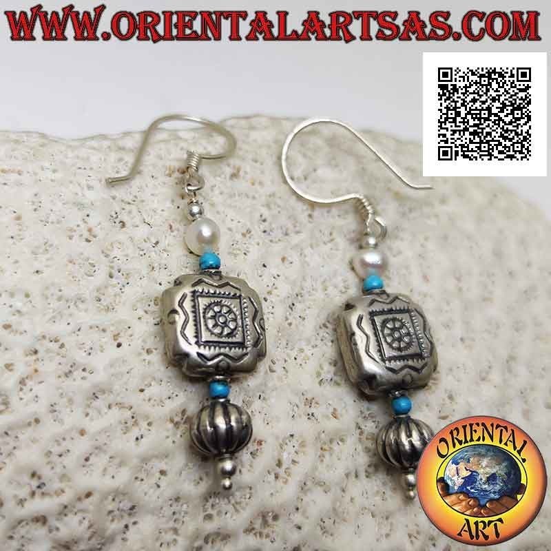 Pendientes de palanca de plata con inserciones de plata grabadas, perlas y bolas de turquesa
