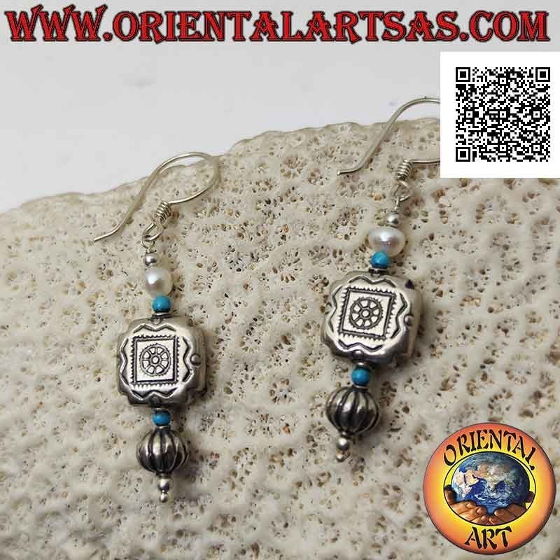Orecchini in argento a monachella con inserti in argento incisi , perle e palline di turchese