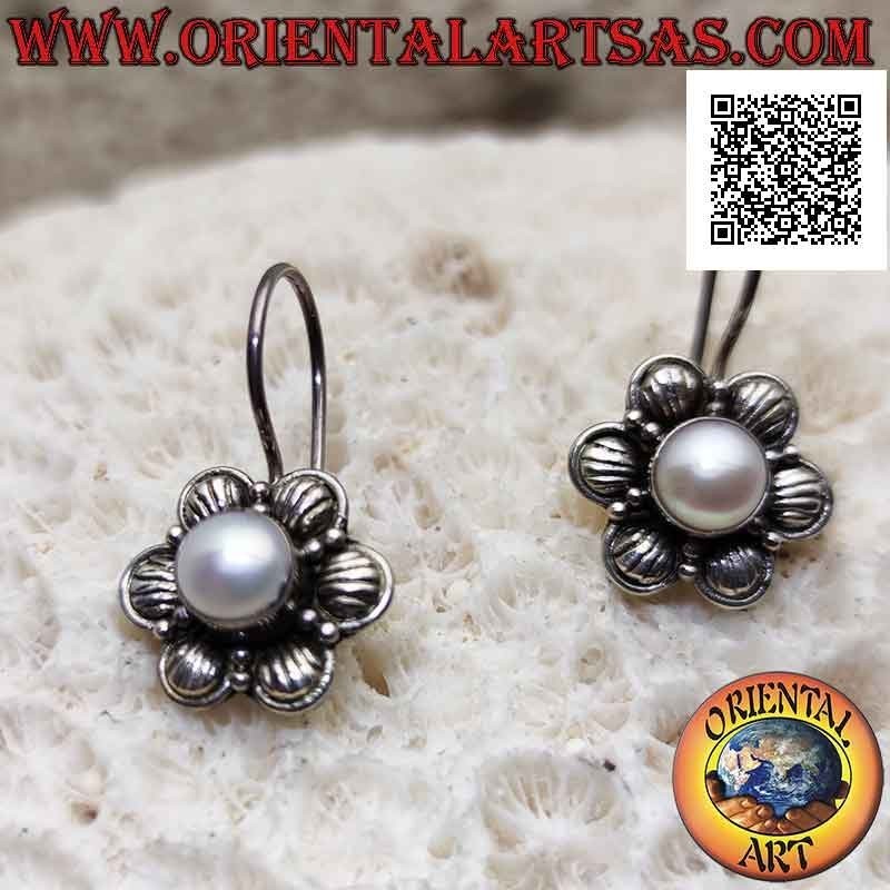 Boucles d'oreilles dormeuses six pétales en argent avec perle blanche centrale