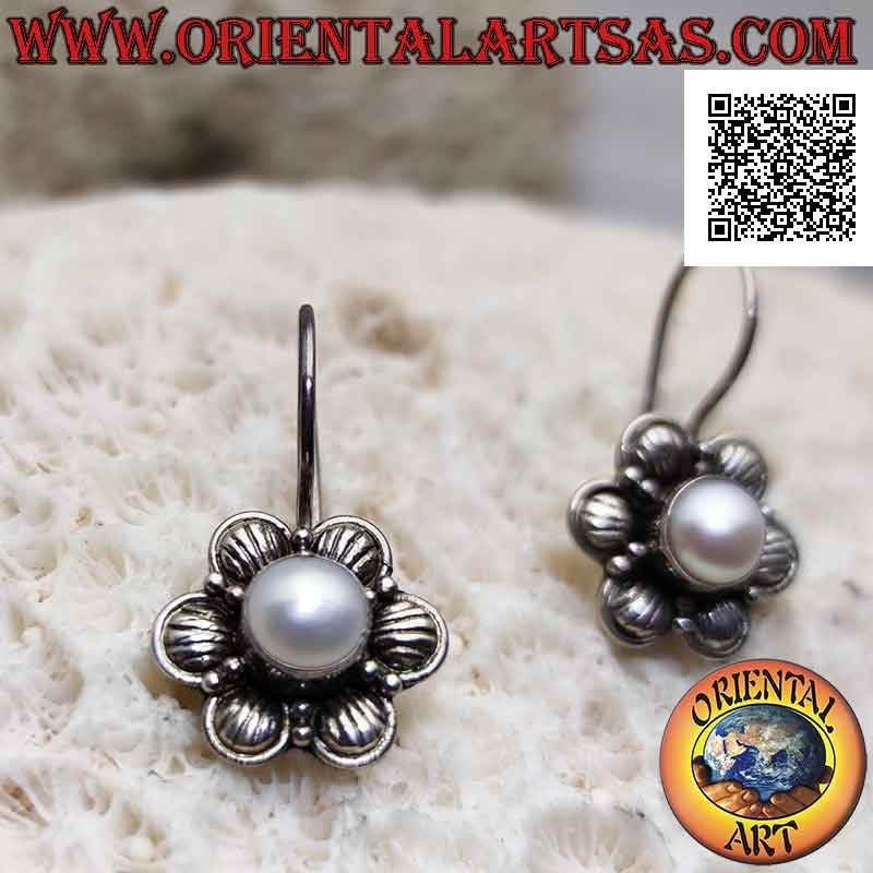 Pendientes de flor de seis pétalos en plata con perla blanca central