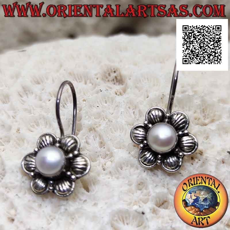 Boucles d'oreilles dormeuses six pétales en argent avec perle blanche centrale