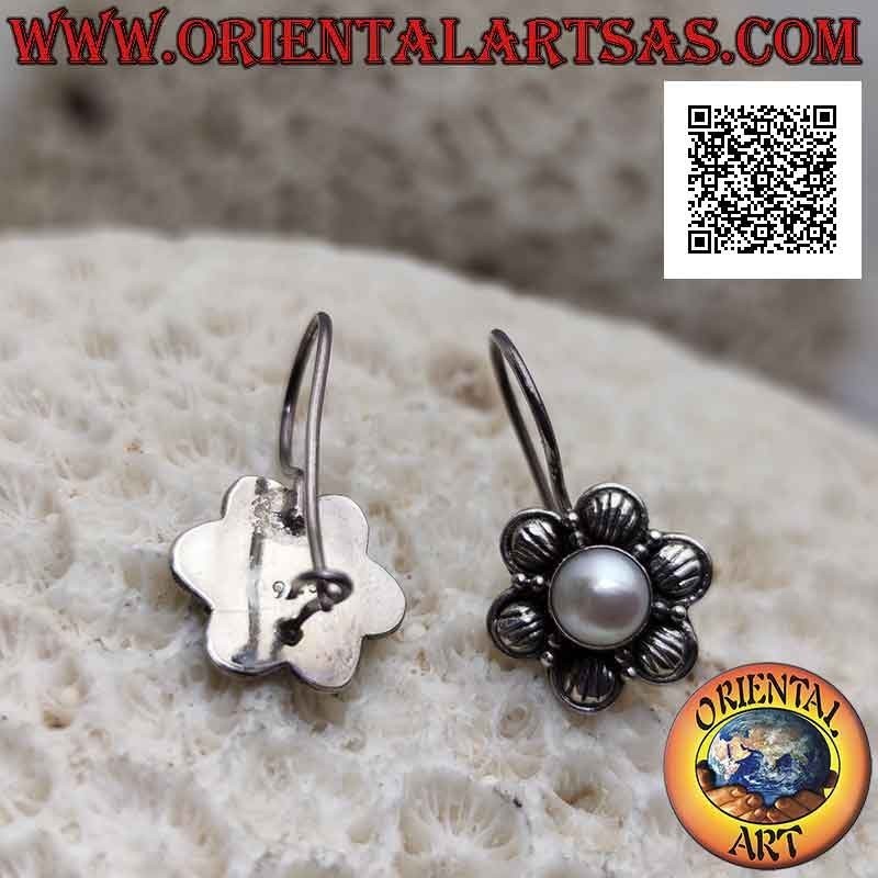 Pendientes de flor de seis pétalos en plata con perla blanca central