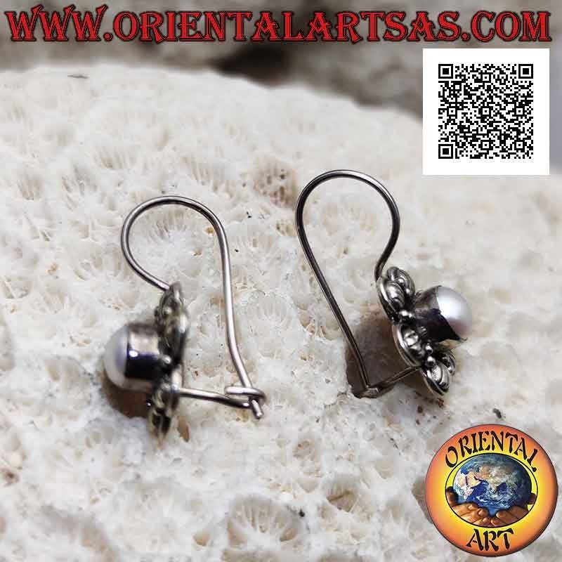 Pendientes de flor de seis pétalos en plata con perla blanca central