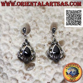 Orecchini in argento con onice a goccia contornata da decorazione avvolgente traforata tempestata di marcassite