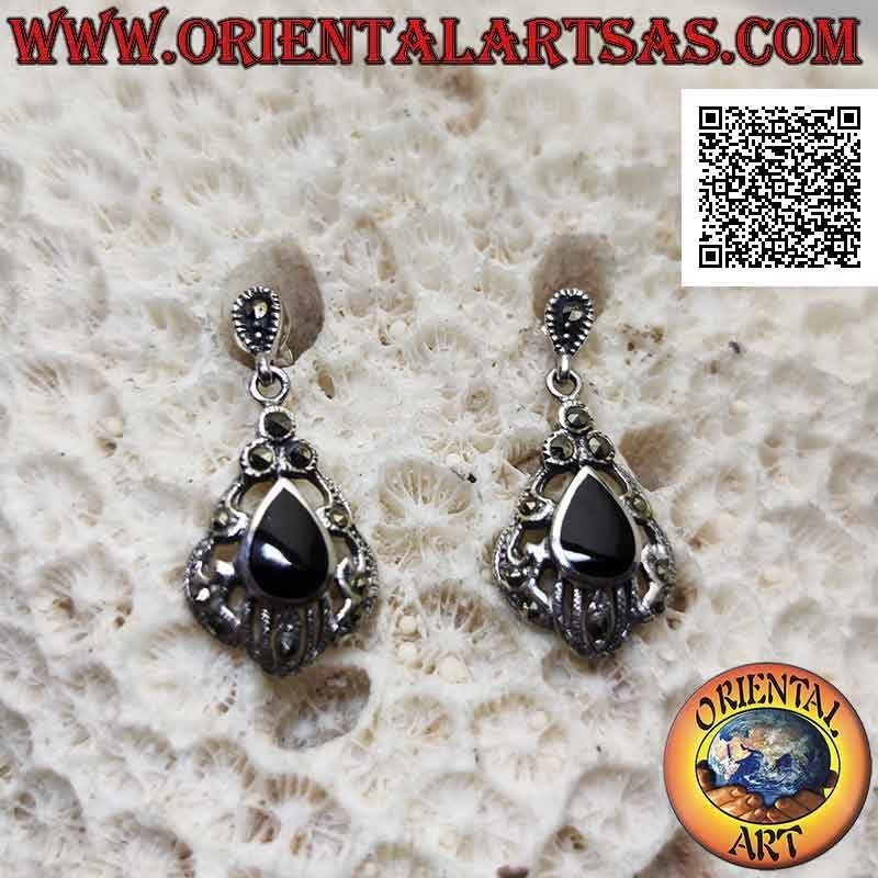 Orecchini in argento con onice a goccia contornata da decorazione avvolgente traforata tempestata di marcassite