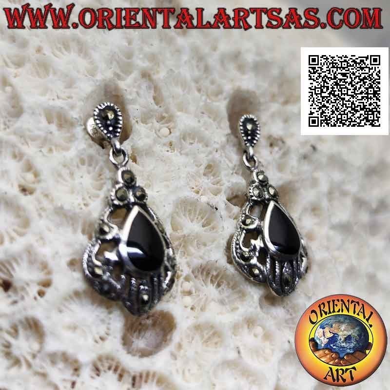 Silberne Ohrringe mit tropfenförmigem Onyx, umgeben von einer umhüllenden, perforierten Dekoration, die mit Markasit besetzt ist