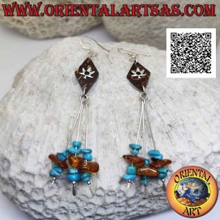 Silberne Ohrringe mit Kokos-Rhombus mit appliziertem Blatt und drei Strängen mit Türkis- und Bernsteinfragmenten