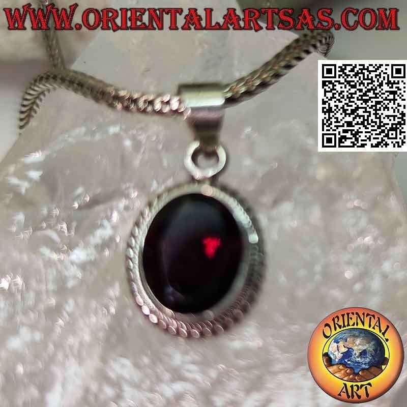 Ciondolo in argento con granato naturale ovale sfaccettato contornato da intreccio