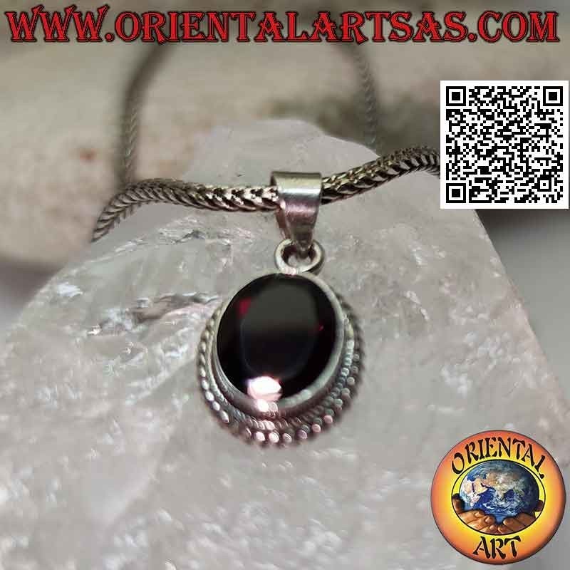 Silberanhänger mit natürlichem, oval facettiertem Granat, umgeben von Flechten