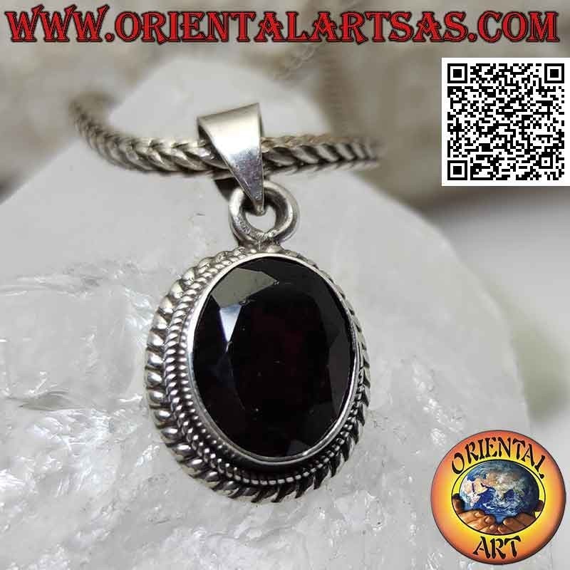 Silberanhänger mit natürlichem, oval facettiertem Granat, umgeben von Flechten