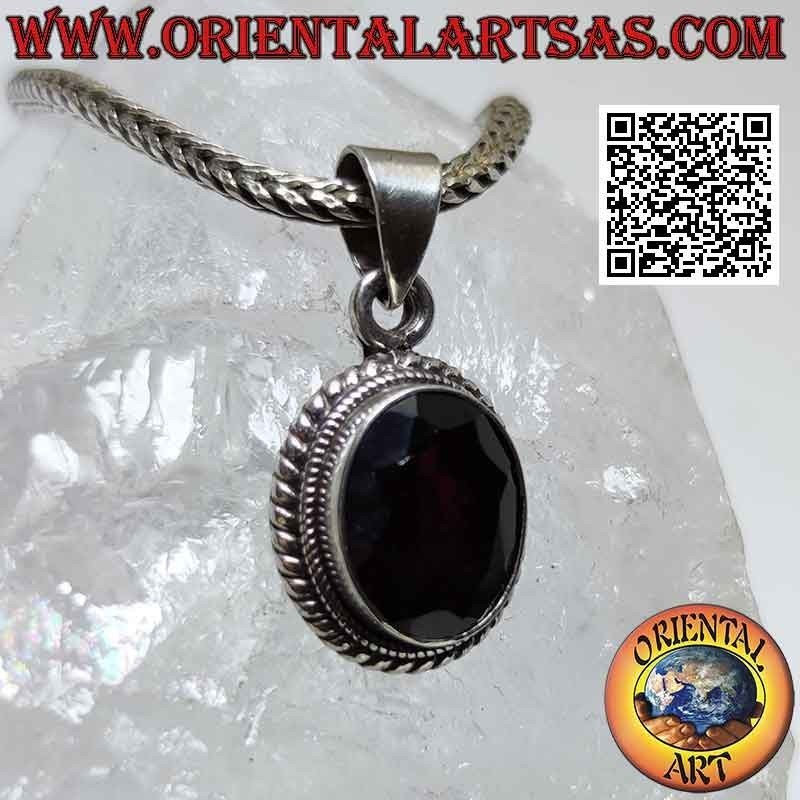 Pendentif en argent avec grenat naturel ovale facetté entouré d'entrelacs