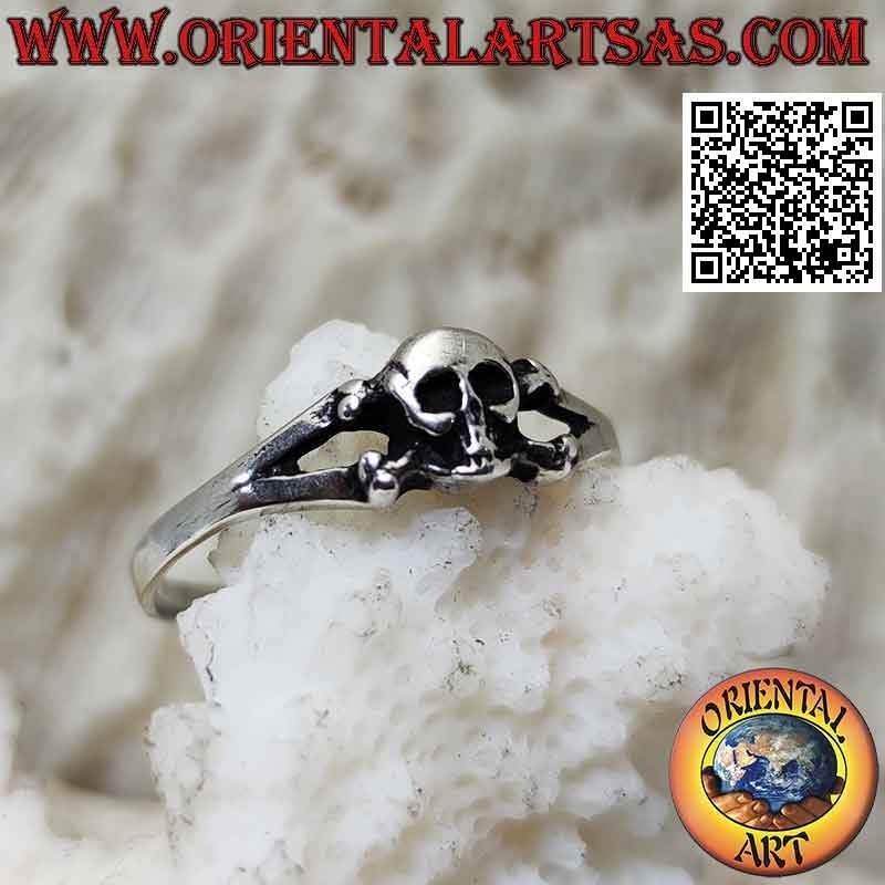 Bague en argent avec tête de mort sur les deux os croisés (petite)