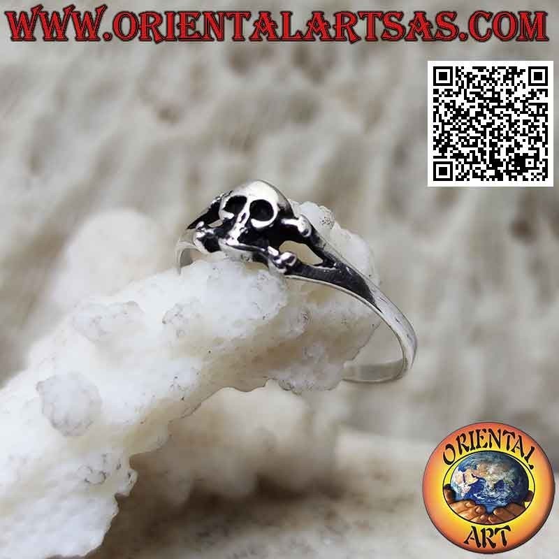 Bague en argent avec tête de mort sur les deux os croisés (petite)