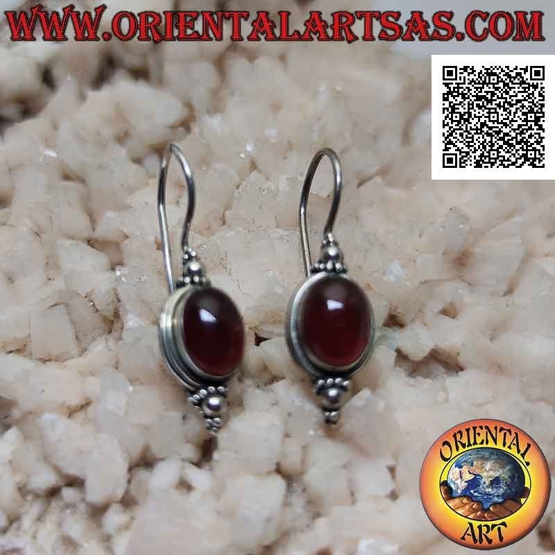 Haken Silberohrringe mit ovalem Cabochon Karneol mit glattem Rand und Trio von Kugeln oben und unten