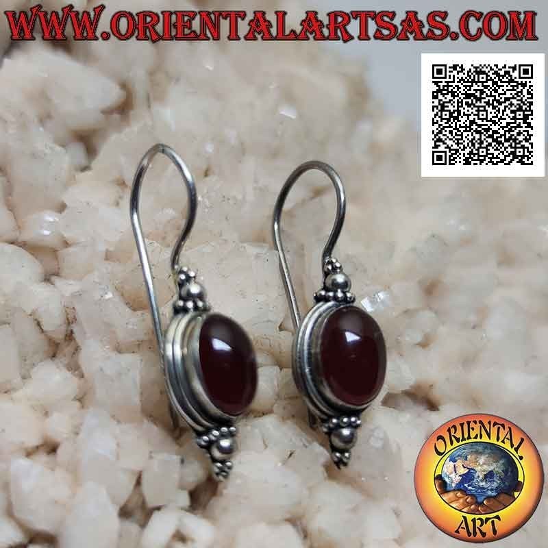 Pendientes de gancho de plata con cornalina de cabujón ovalado con borde liso y trío de bolas arriba y abajo