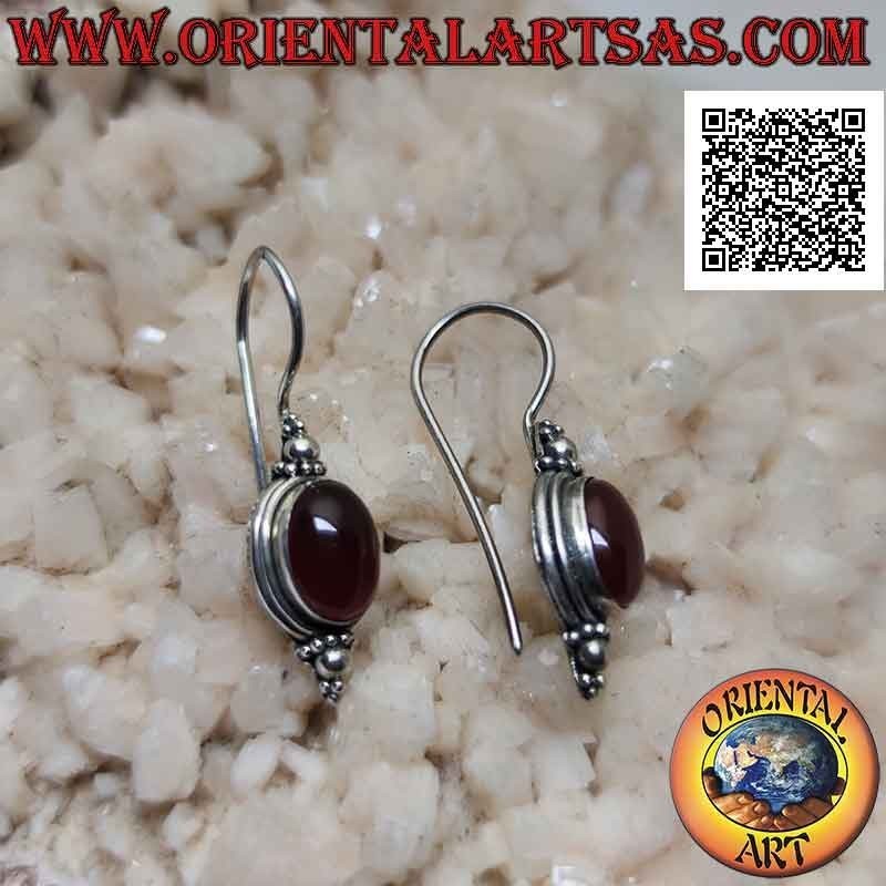 Orecchini in argento a monachella con corniola ovale cabochon con bordo liscio e tris di palline sopra e sotto