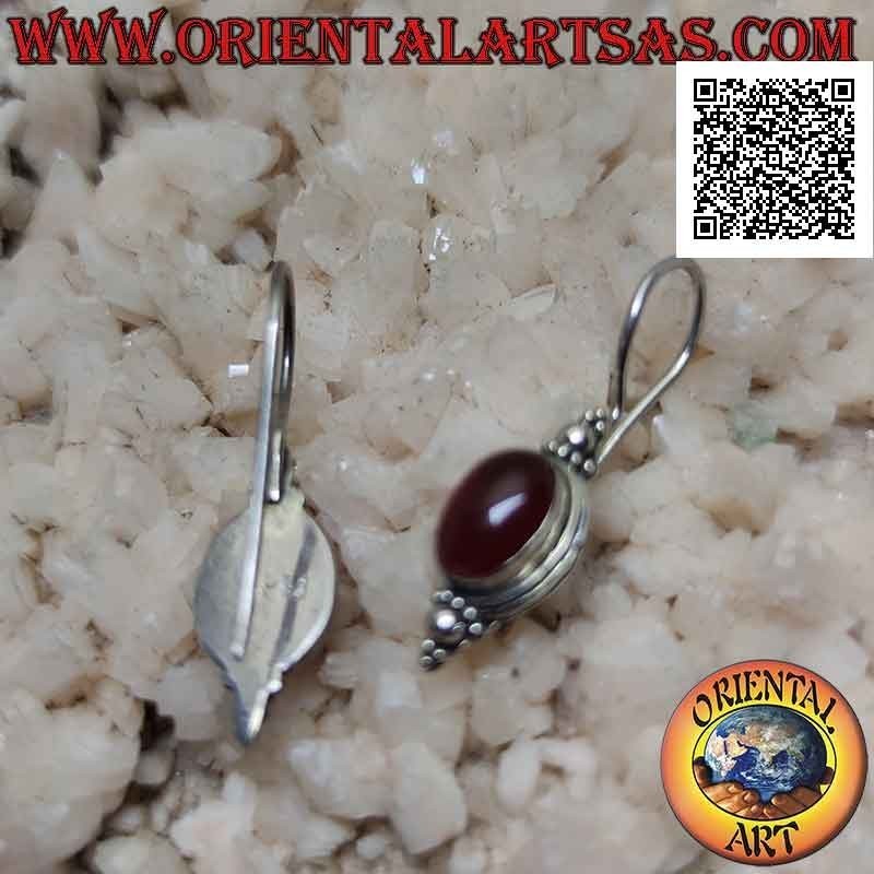 Orecchini in argento a monachella con corniola ovale cabochon con bordo liscio e tris di palline sopra e sotto