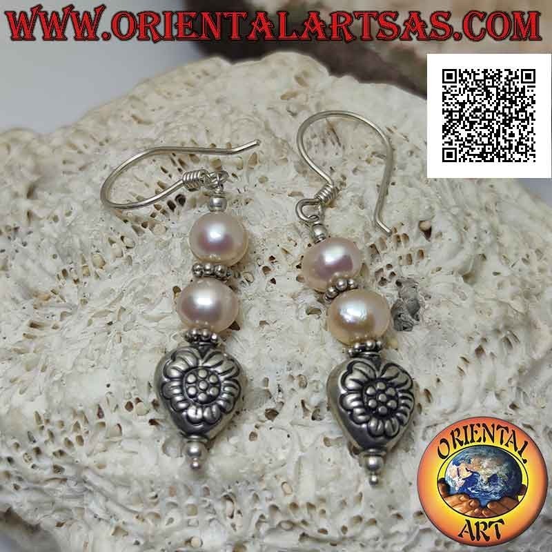Orecchini in argento a monachella con due perle e cuore con fiore inciso pendenti