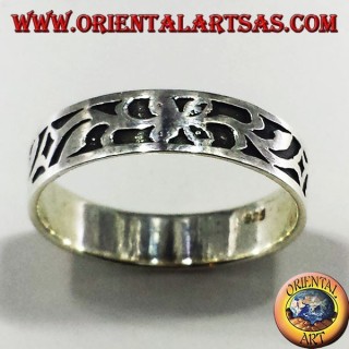 silver wedding ring intertwined