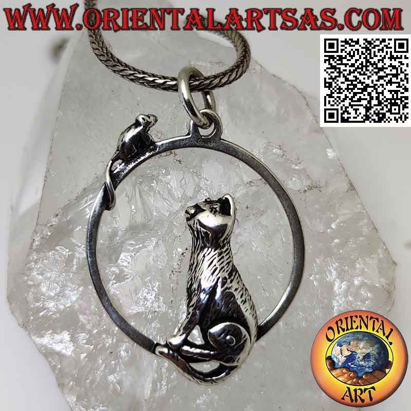Colgante de plata, el gato sentado observando al ratón en el círculo.