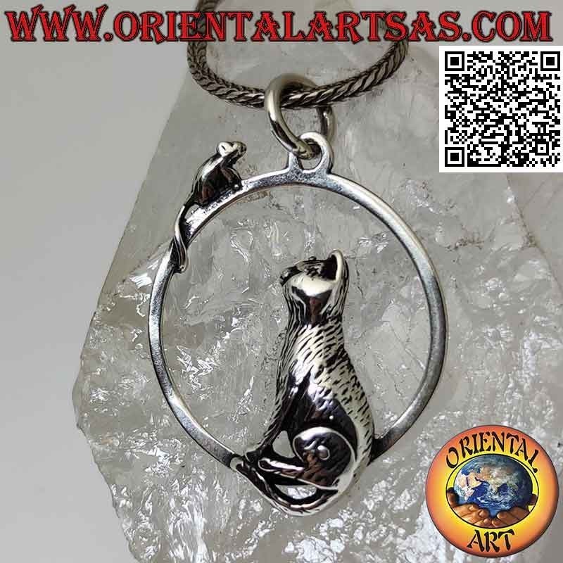 Pendentif en argent, le chat assis observant la souris sur le cercle