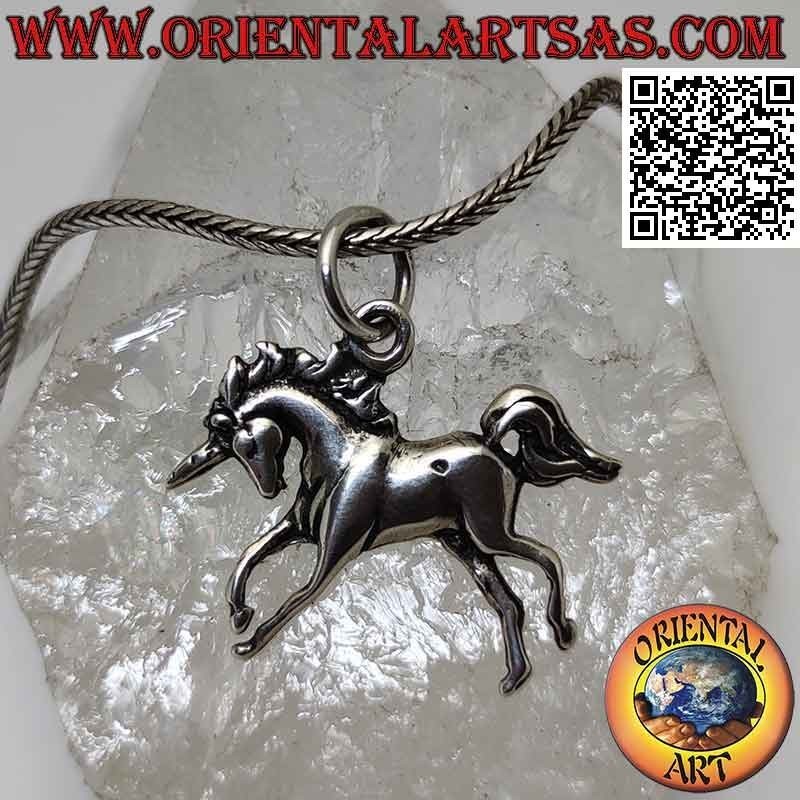 Ciondolo in argento, l'unicorno rampante di profilo